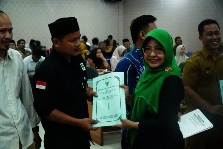 MENYERAHKAN SK : Bupati Pandeglang Dewi Setiani (kanan) menyerahkan SK kepengurusan koperasi merah putih. (ADIB/SATELIT NEWS)