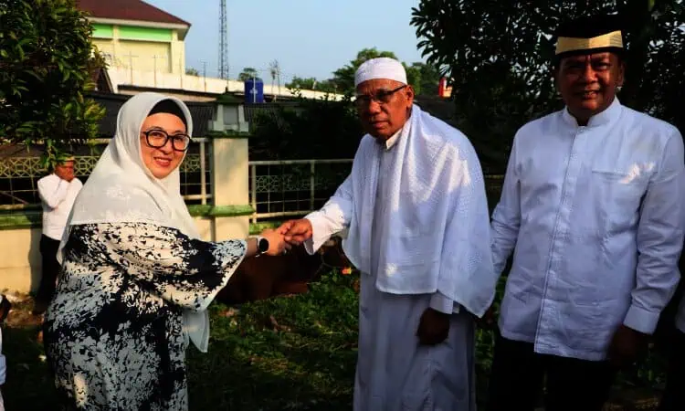 Bupati dan Wabup Tangerang Salat Iduladha di Masjid Agung Al-Amjad, Lalu Serahkan Hewan Kurban Milik Presiden