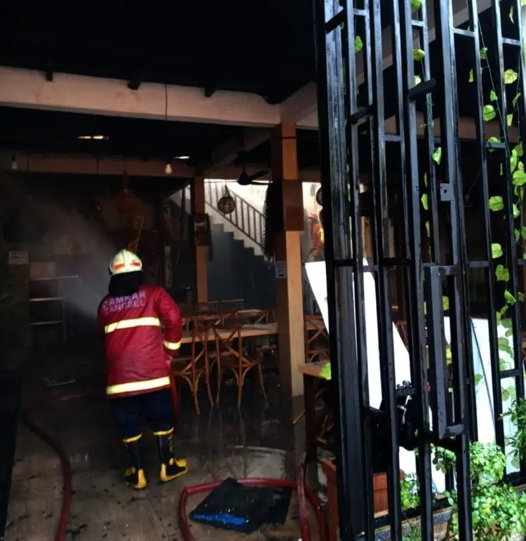 Rumah Makan Kampung Kecil BSD Terbakar, Dua Pegawai Terluka