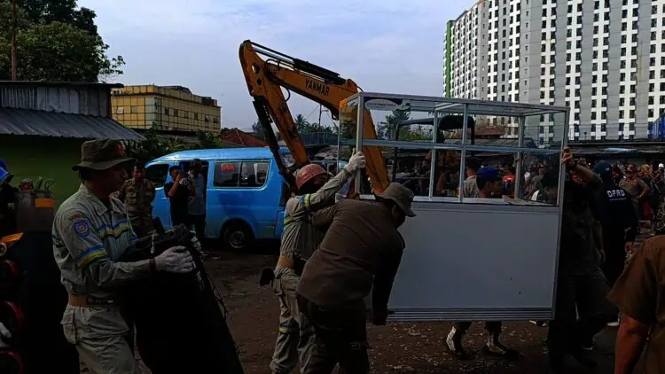 Bertahun-tahun Duduki Lahan Pemkot Tangsel, Puluhan Bangli Dibongkar Paksa