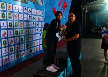 An Nisa Angela P menyalami Ketua KONI Kabupaten Tangerang Eka Wibayu seusai final, Senin (23/6) malam. (ISTIMEWA)