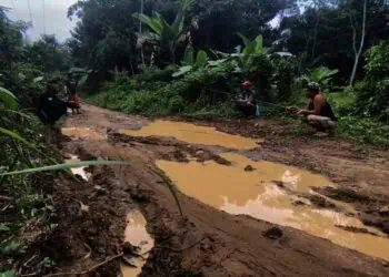 Gelar Protes, Warga di Lebak Mancing Bersama di Jalan Rusak