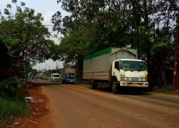 Truk Ekspedisi Lawan Arah di Ruas Jalan Sempit, Pengedara Lain Was-was