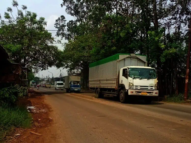 Truk Ekspedisi Lawan Arah di Ruas Jalan Sempit, Pengedara Lain Was-was