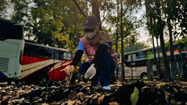 Turut Melestarikan Lingkungan, Pegawai PLN UID Banten Bersih-Bersih di Terminal Poris Plawad