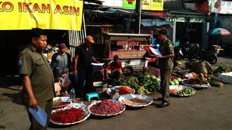 Serahkan Edaran ke PKL, Upaya Sterilisasi Menuju Akses Pasar Anyar Tangerang Dimulai