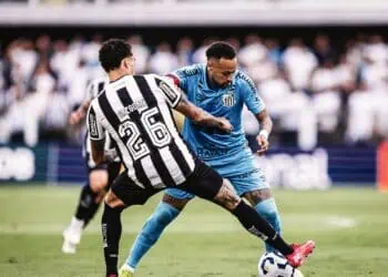 Coba Cetak Gol dengan Tangan, lalu Dikartu Merah