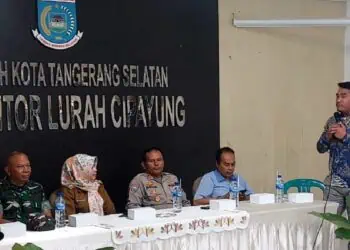 Tim Legal BYD, Bayu dalam forum mediasi yang mempertemukannya dengan warga sekitar showroom di kantor Kelurahan Cipayung, Selasa (22/7). (ISTIMEWA)