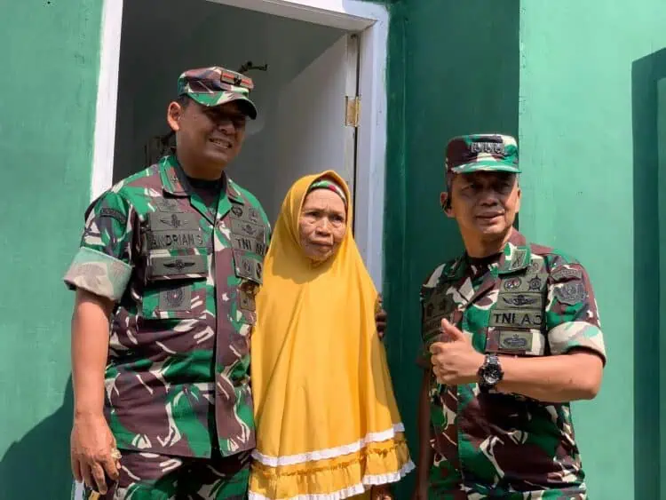 Harunya Nenek Aisyah Kala Rumahnya Dibedah TNI