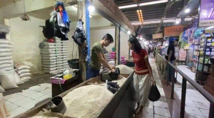 Pedagang di Lebak Tak Jual Beras Premium