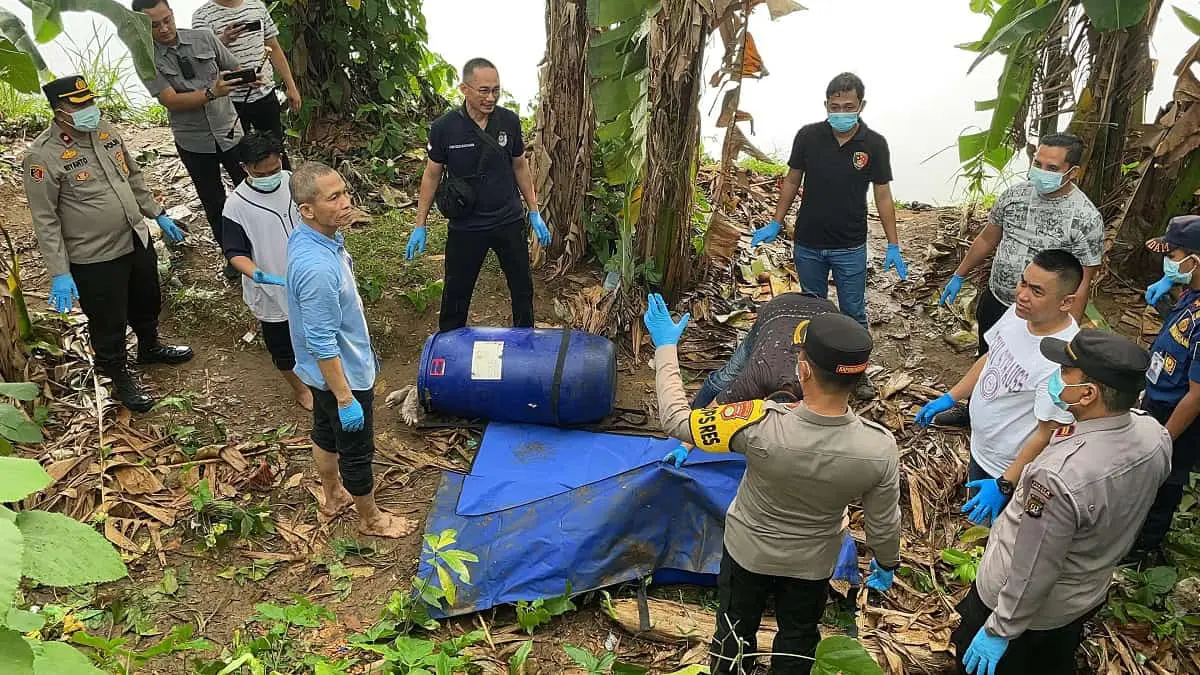 BREAKING NEWS: Mayat dalam Tong Biru Ditemukan Mengapung di Sungai Cisadane BREAKING NEWS: Mayat dalam Tong Biru Ditemukan Mengapung di Sungai Cisadane