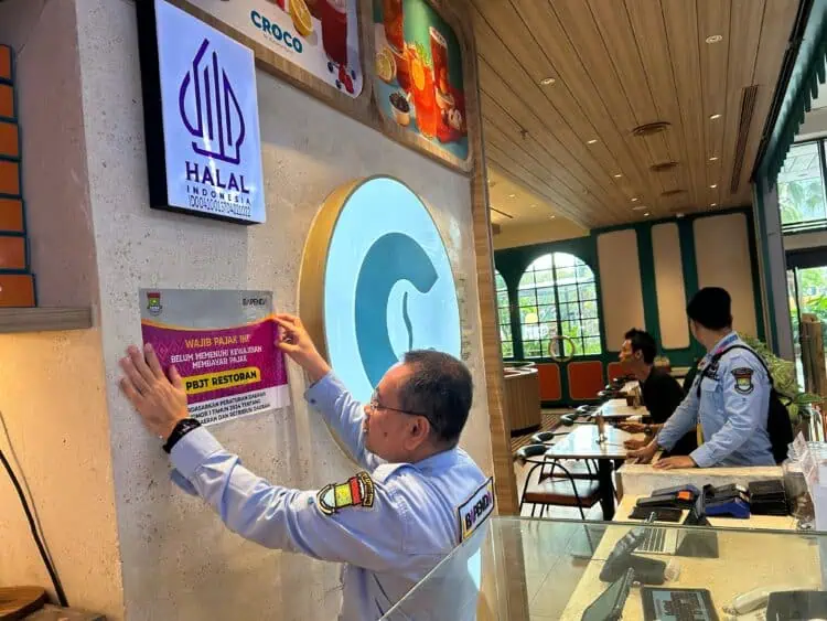 Bapenda Kabupaten Tangerang Tempel Stiker Penunggak Pajak di 6 Restoran Ternama