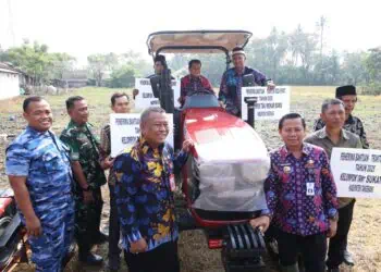 Pemkab Tangerang Serahkan Bantuan Traktor Empat Kelompok Tani