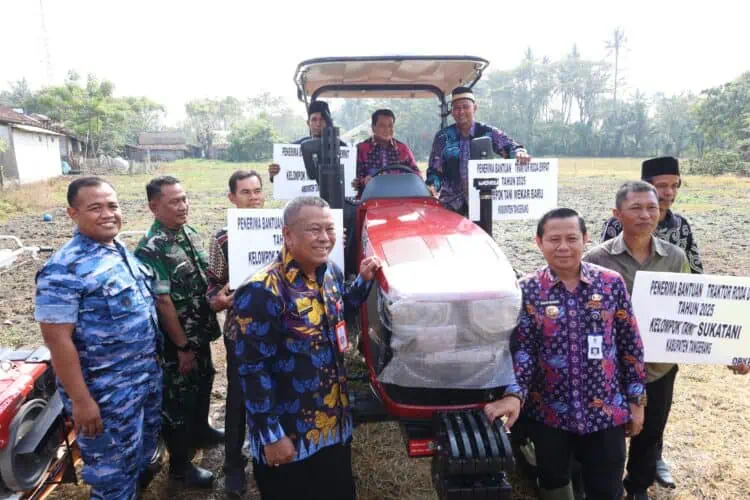 Pemkab Tangerang Serahkan Bantuan Traktor Untuk Empat Kelompok Tani