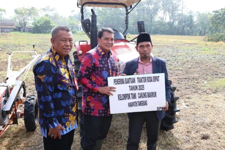 Pemkab Tangerang Serahkan Bantuan Traktor dan Panen Semangka, Dorong Ketahanan Pangan