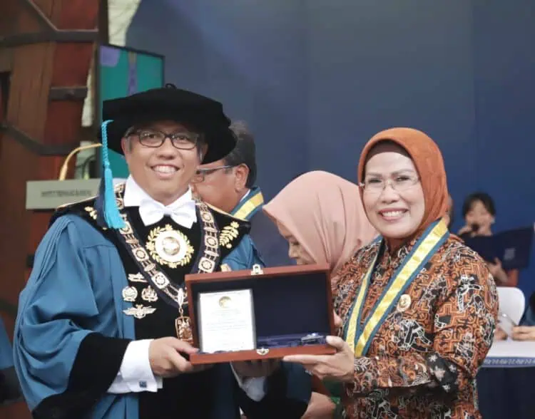 Ratu Tatu Raih Penghargaan Ganesa Wirya Jasa Utama dari ITB
