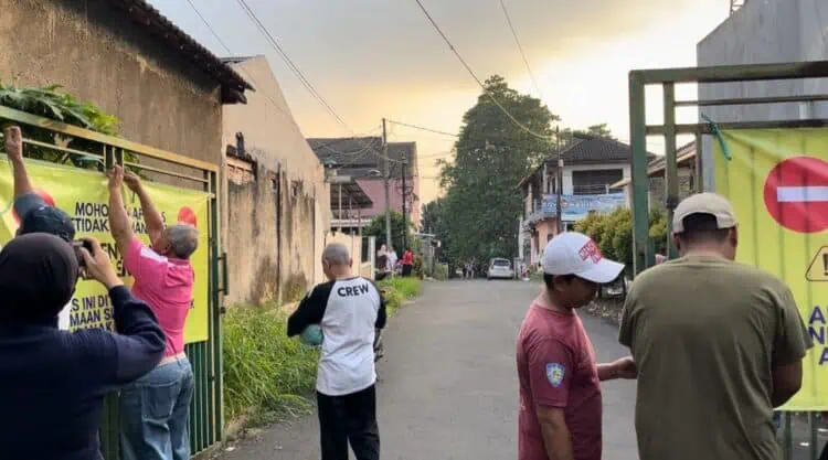 Protes SPMB Makin Marak, Warga Pamulang Barat Tutup Akses Dua Sekolah