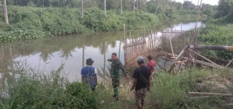 Irigasi Desa Cirumpak dan Desa Karet Jadi Sorotan Babinsa