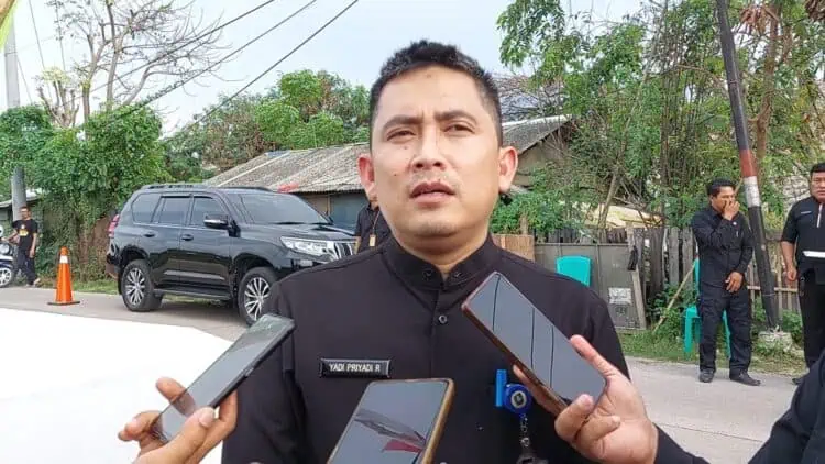 DPUPR Siapkan Lapangan Untuk Upacara Peringatan HUT RI di Puspemkab Serang