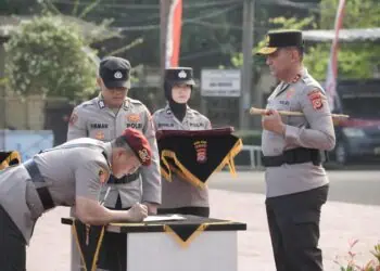 SERTIJAB: Serah terima jabatan (Sertijab) dari Kombes Pol Baktiar Joko Mujiono kepada Kombes Pol Andi Muhammad Indra Waspada Amirullah, dilaksanakan pada Senin (7/7/2025), dipimpin langsung oleh Kapolda Banten Irjen Pol Suyudi Ario Seto di Mapolda Banten. (ISTIMEWA)