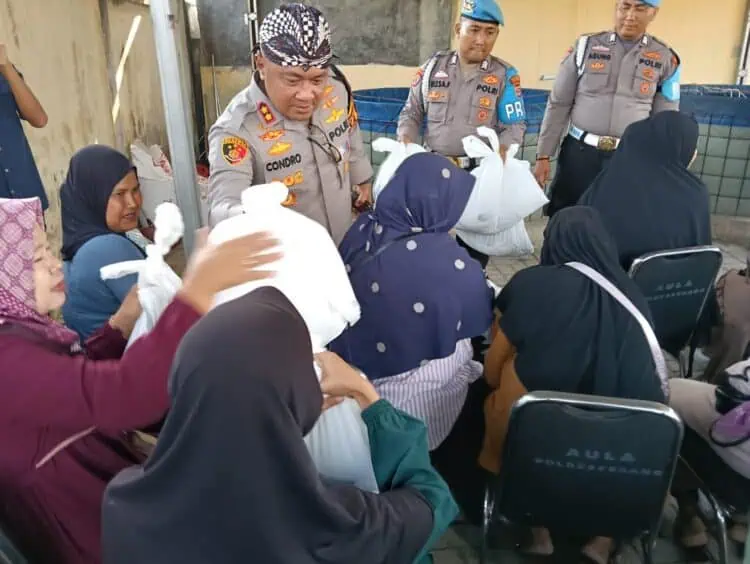 Puluhan Emak-emak Panen Ikan Lele Bersama Kapolres Serang