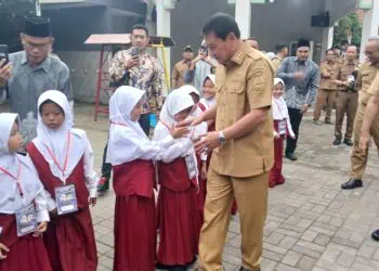 Bupati Tangerang Tinjau Hari Pertama Sekolah Gratis, Siswa Dapat Rp1,2 Juta