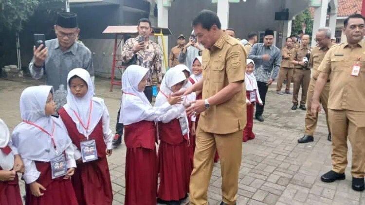 Bupati Tangerang Tinjau Hari Pertama Sekolah Gratis, Siswa Dapat Rp1,2 Juta