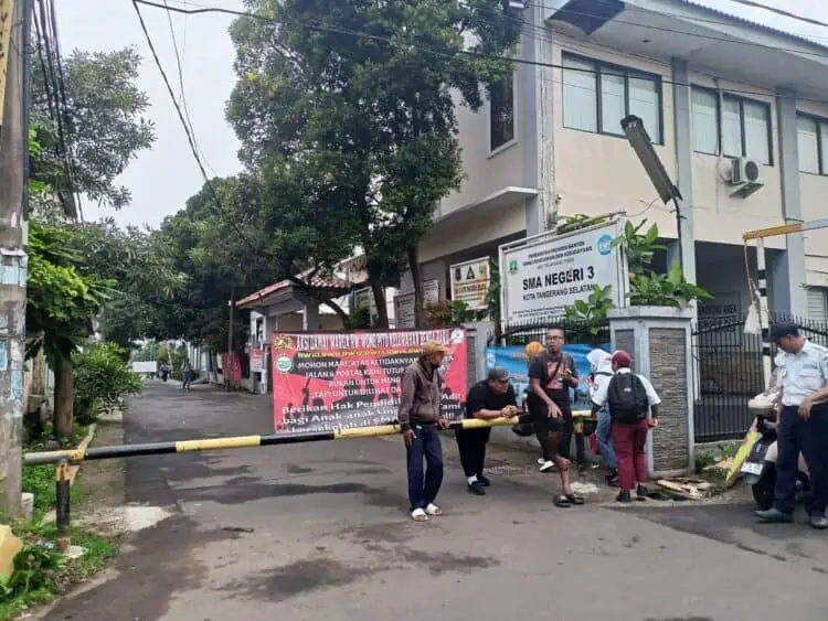 Akses Diblokir Warga, SMAN 3 Tangsel Klaim Hari Pertama Sekolah Tetap Lancar