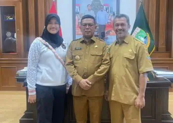 Gubernur Banten Andra Soni Beri Alya Maulida Uang Kadeudeuh