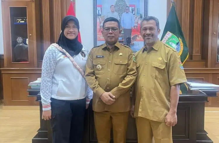 Gubernur Banten Andra Soni Beri Alya Maulida Uang Kadeudeuh