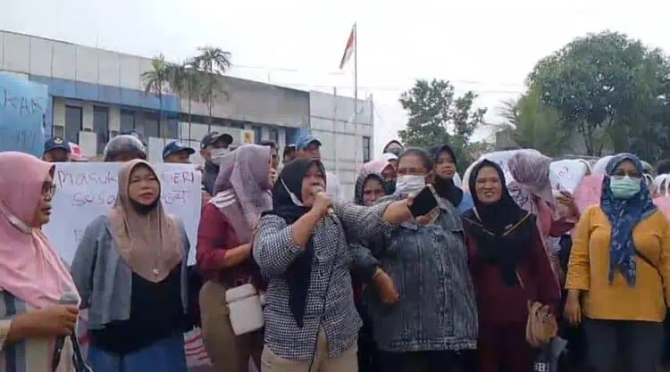 Kesal, Emak-emak Geruduk SMKN 2 Kabupaten Tangerang