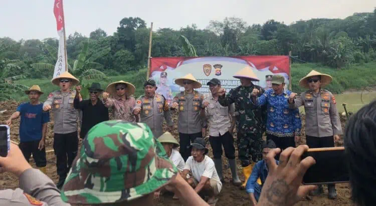 Polres Serang Berikan Bantuan Bibit Jagung dan Urea ke BUMDes Bina Rakyat
