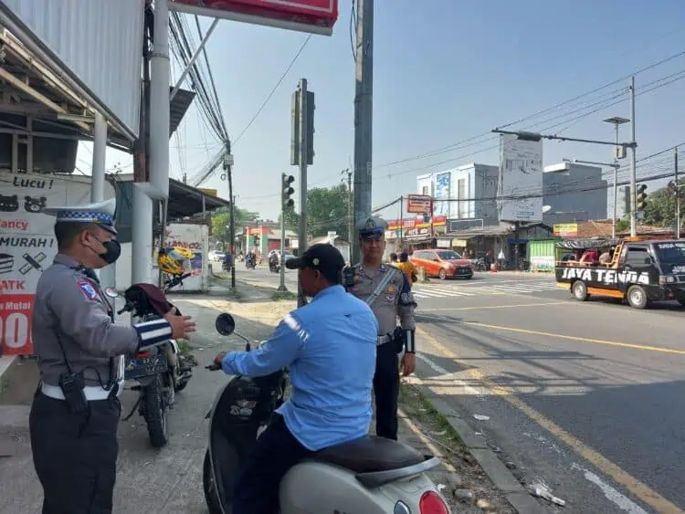 Banyak Pelanggaran Main HP Saat Nyetir di Kabupaten Tangerang