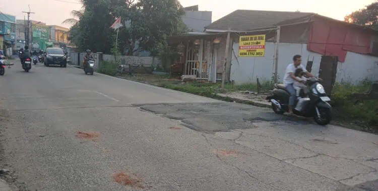 Jalan Raya Citeras-Tigaraksa Rusak, Warga Sindir: Seperti Diserang Rudal