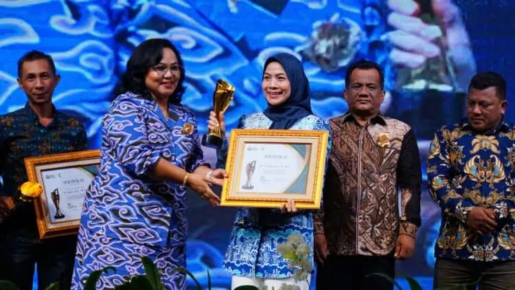 Bupati Zakiyah Raih Penghargaan Pimred Award 2025