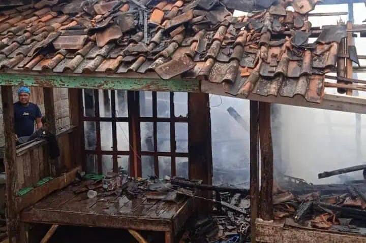 Diduga Akibat Korsleting Listrik, Dua Rumah Di Pandeglang Ludes Terbakar