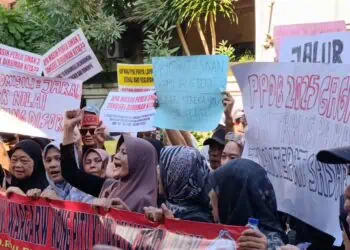 Ratusan Warga Pamulang Demo SMA Negeri 3 Tangsel, Ancam Blokir Akses