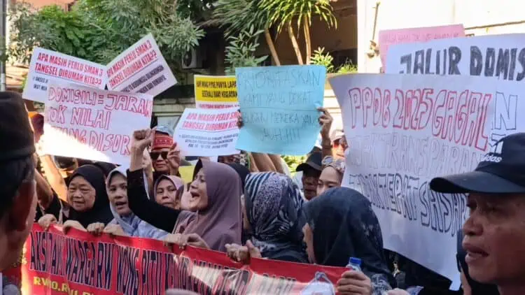 Ratusan Warga Pamulang Demo SMA Negeri 3 Tangsel, Ancam Blokir Akses