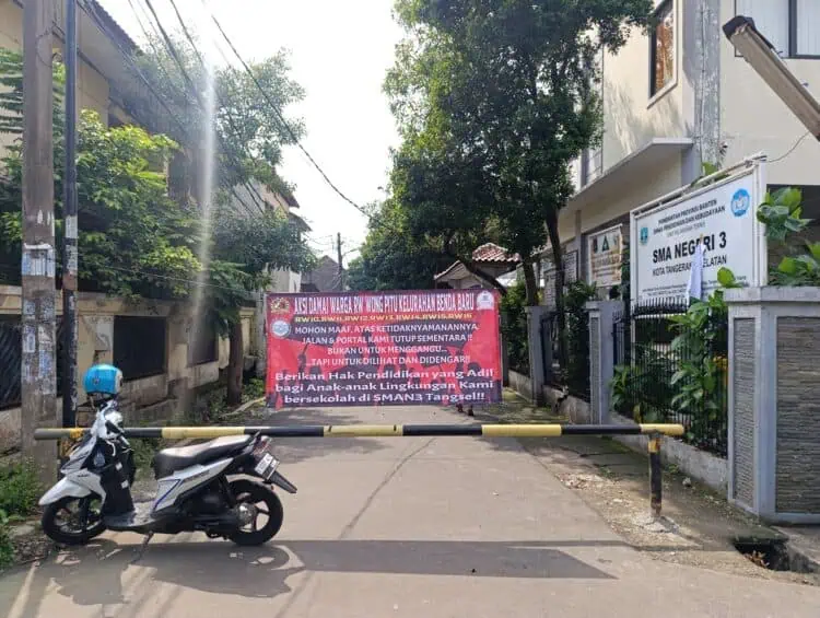 Warga Benda Baru dan Satpol PP Bersitegang Soal Portal SMAN 3 Tangsel