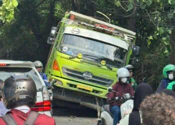 Gagal Nanjak, Truk Kejeblos ke Selokan di Tanjakan Parakan Pamulang