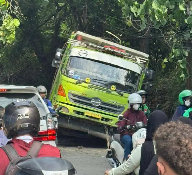 Gagal Nanjak, Truk Kejeblos ke Selokan di Tanjakan Parakan Pamulang