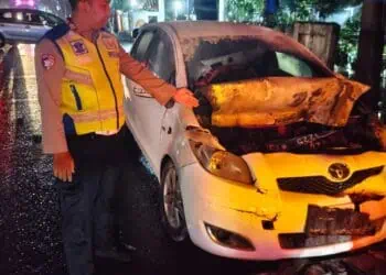 Minibus Terbakar Usai Tabrakan dengan Truk di Ciputat, Sopir Diduga Mengantuk