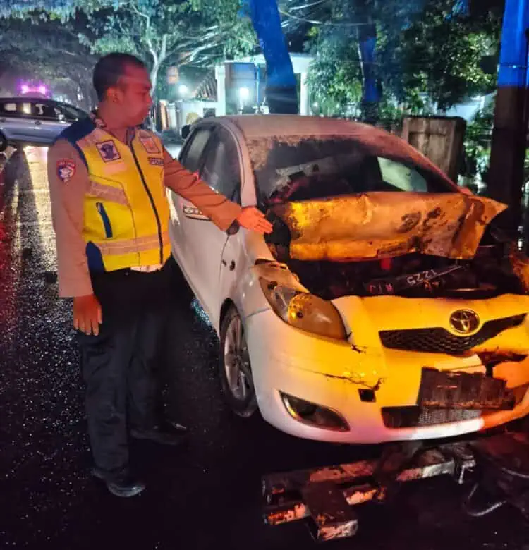 Minibus Terbakar Usai Tabrakan dengan Truk di Ciputat, Sopir Diduga Mengantuk