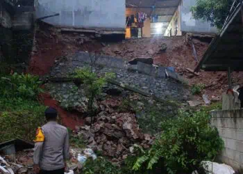 Dilanda Hujan Deras, Turap Sepanjang 40 Meter Longsor di Puri Pamulang