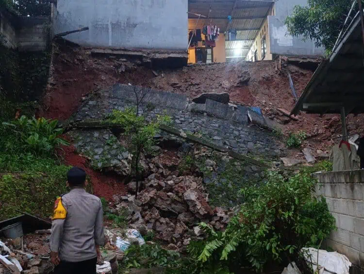 Dilanda Hujan Deras, Turap Sepanjang 40 Meter Longsor di Puri Pamulang