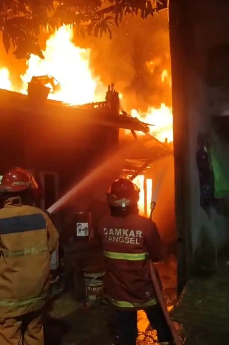 Api Tiba-tiba Muncul di Atap, Satu Rumah Sekaligus Bengkel Ludes Terbakar di Ciputat
