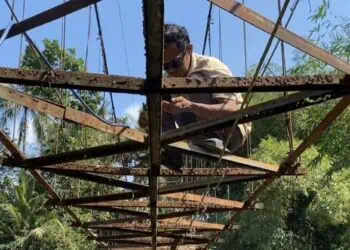 3 Tahun Rusak, Warga di Lebak Benahi Jembatan Secara Swadaya