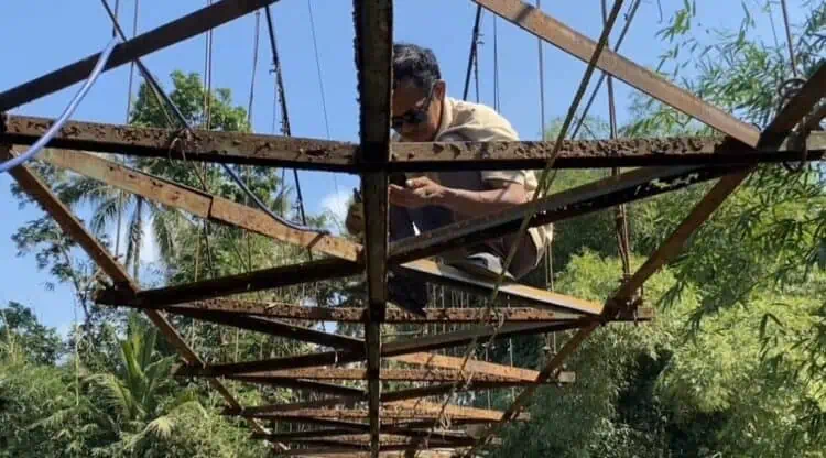 3 Tahun Rusak, Warga di Lebak Benahi Jembatan Secara Swadaya