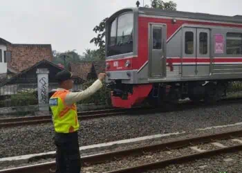 Kabin Masinis Commuter Line Rangkasbitung Pecah Usai Dilempari