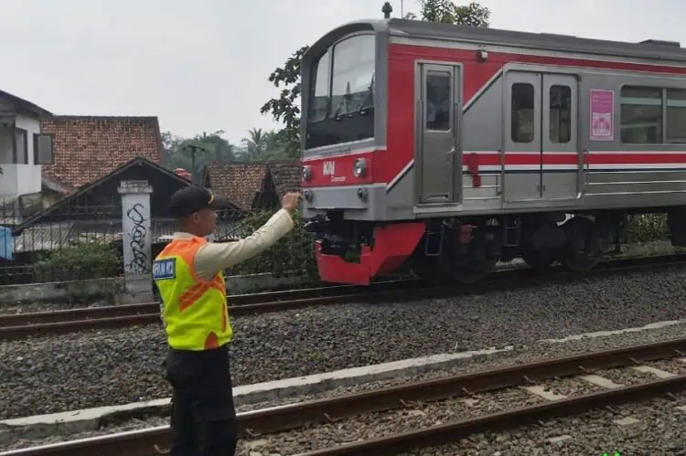 Kabin Masinis Commuter Line Rangkasbitung Pecah Usai Dilempari